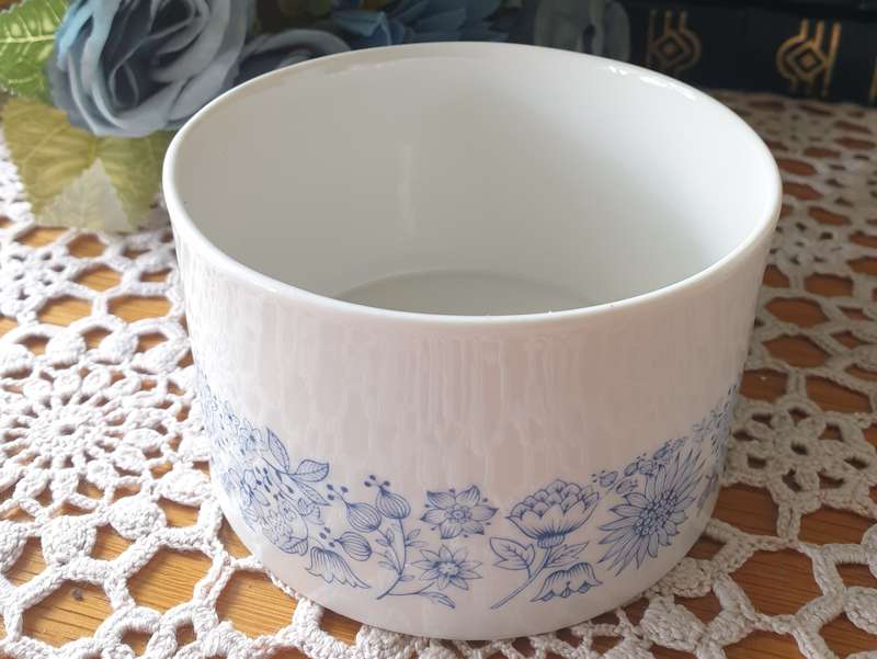 ROYAL DOULTON MILK POURER AND SUGAR BOWL