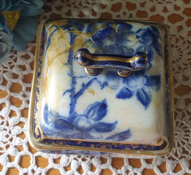 ROYAL DOULTON TRINKET HOLDER