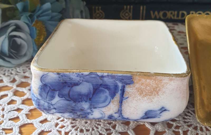 ROYAL DOULTON TRINKET HOLDER