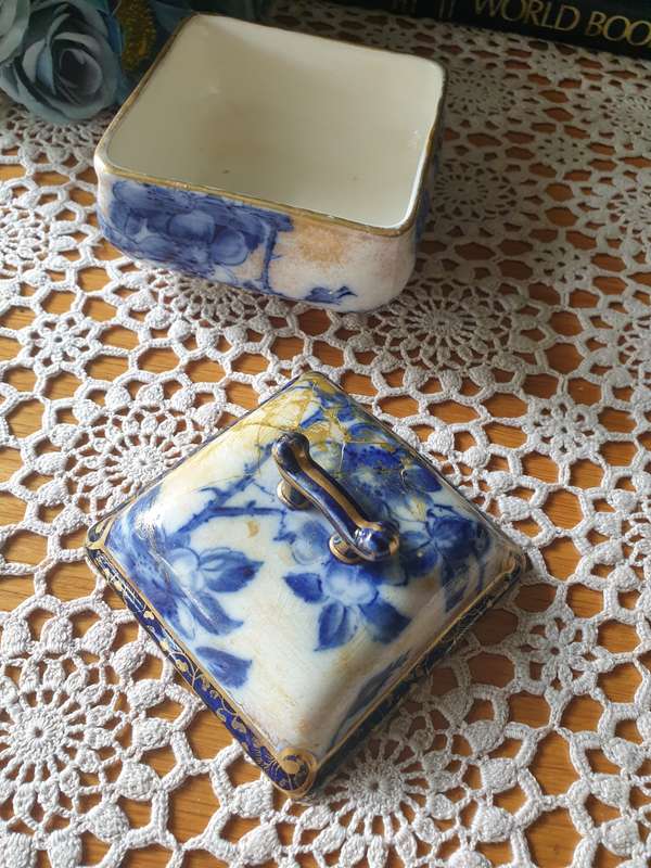 ROYAL DOULTON TRINKET HOLDER