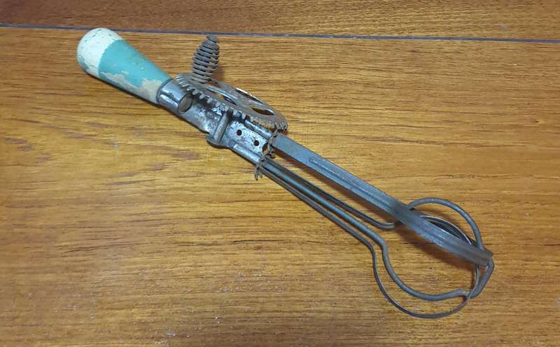 VINTAGE SKYLINE HAND MIXER | pat Oct 9 1923 | Green handle / egg beater |