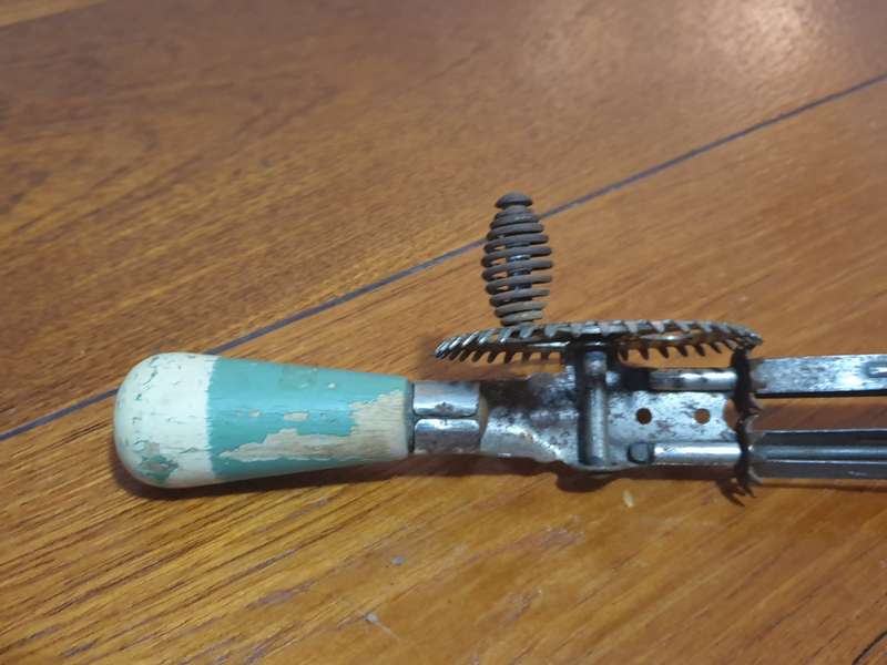 VINTAGE SKYLINE HAND MIXER | pat Oct 9 1923 | Green handle / egg beater |