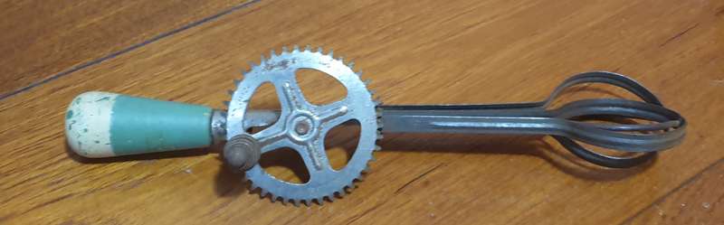 VINTAGE SKYLINE HAND MIXER | pat Oct 9 1923 | Green handle / egg beater |