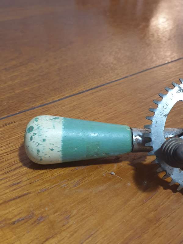 VINTAGE SKYLINE HAND MIXER | pat Oct 9 1923 | Green handle / egg beater |