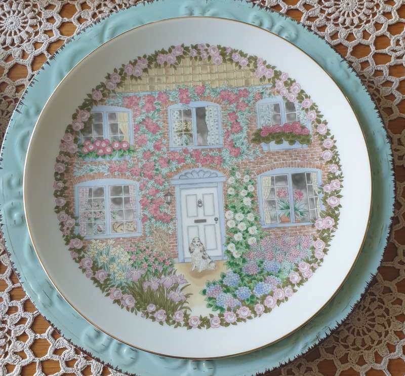 VINTAGE BWA PRODUCT DECORATIVE DOG PLATE