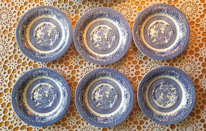 6 VNT BLUE AND WHITE Saucers