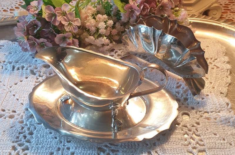 GRAVY BOAT WITH TRAY & NAPKIN HOLDER
