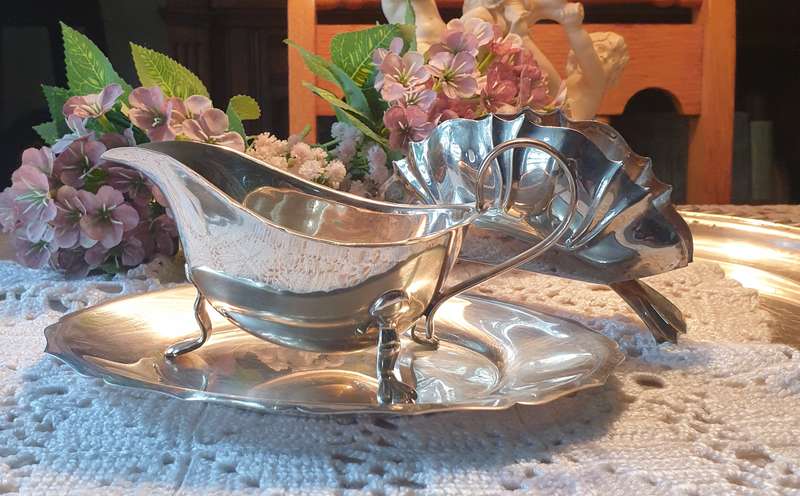 GRAVY BOAT WITH TRAY & NAPKIN HOLDER
