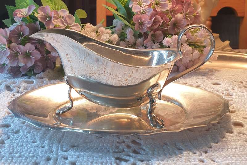 GRAVY BOAT WITH TRAY & NAPKIN HOLDER