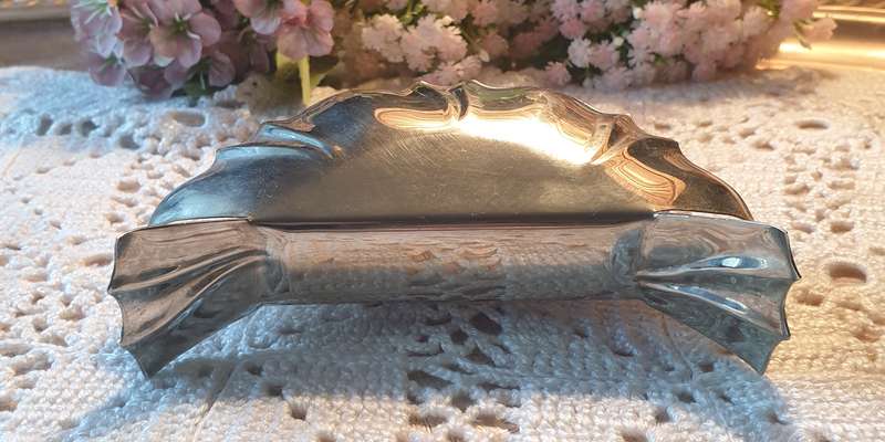 GRAVY BOAT WITH TRAY & NAPKIN HOLDER