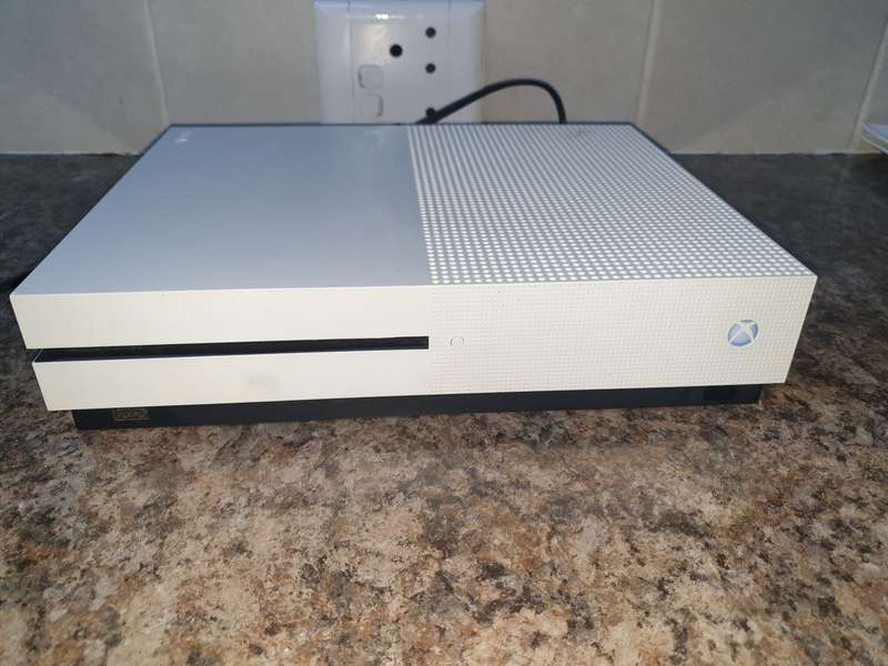 Xbox 1 S  ( Model 1 TB WITH BLUE RAY . For spares or repair)