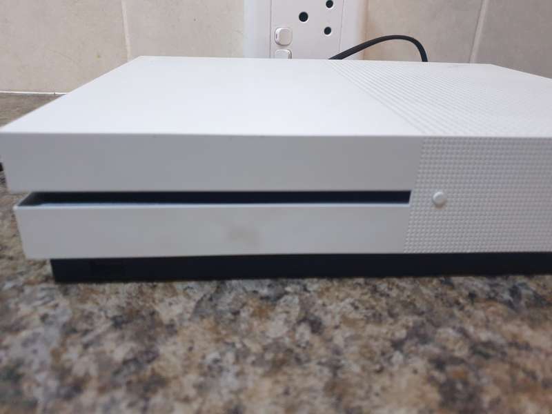 Xbox 1 S  ( Model 1 TB WITH BLUE RAY . For spares or repair)