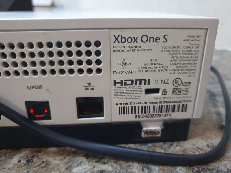 Xbox 1 S  ( Model 1 TB WITH BLUE RAY . For spares or repair)