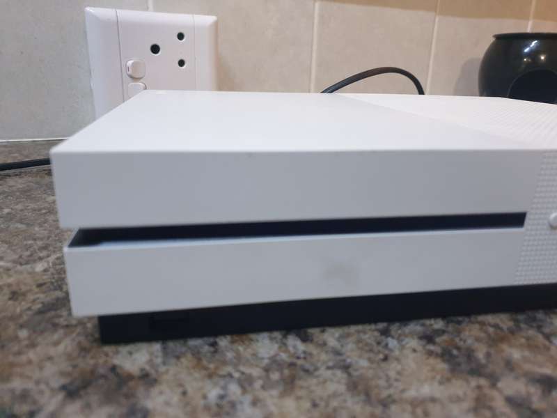 Xbox 1 S  ( Model 1 TB WITH BLUE RAY . For spares or repair)