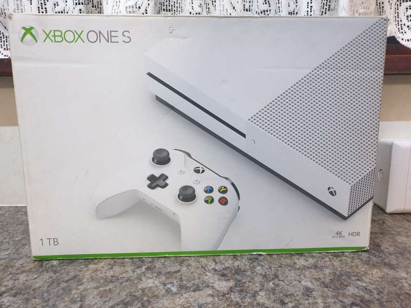 Xbox 1 S  ( Model 1 TB WITH BLUE RAY . For spares or repair)