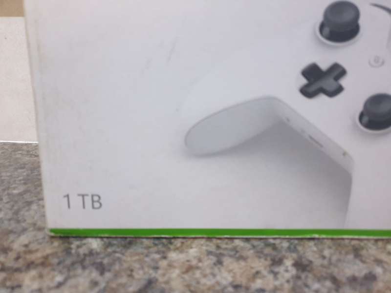 Xbox 1 S  ( Model 1 TB WITH BLUE RAY . For spares or repair)