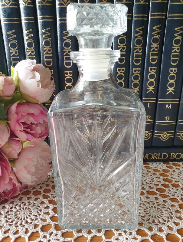 GLASS DECANTER 01