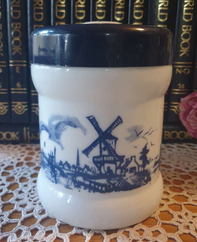 Vintage Valkenswaard Holland Opaline Milk Glass Willem II Cigar Humidor