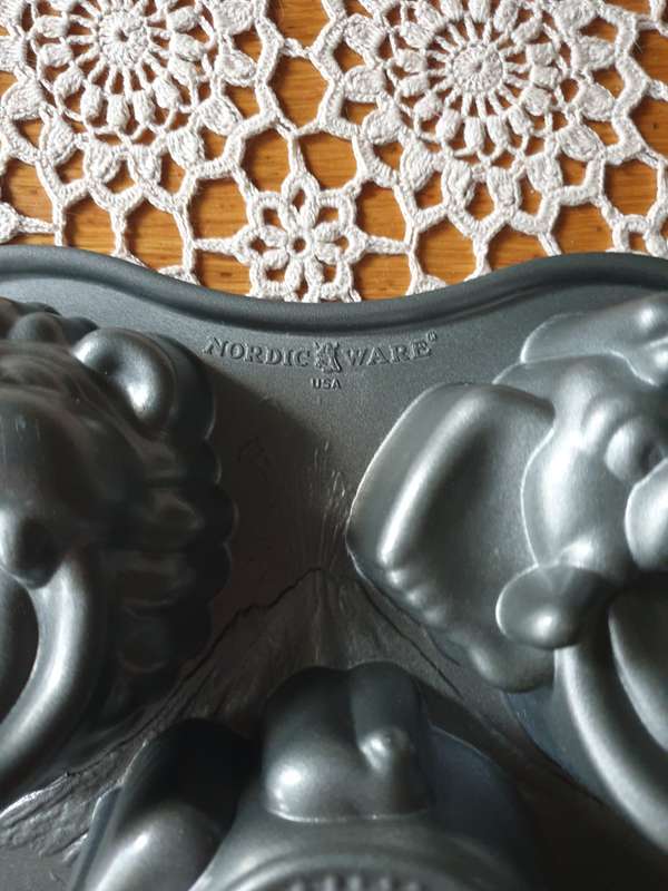 Nordic Ware Pro Cast Hungry Animals Cake and Ice Cream Pan