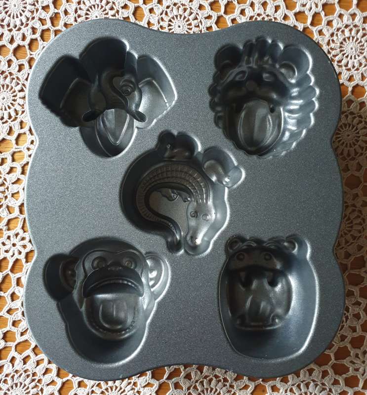 Nordic Ware Pro Cast Hungry Animals Cake and Ice Cream Pan