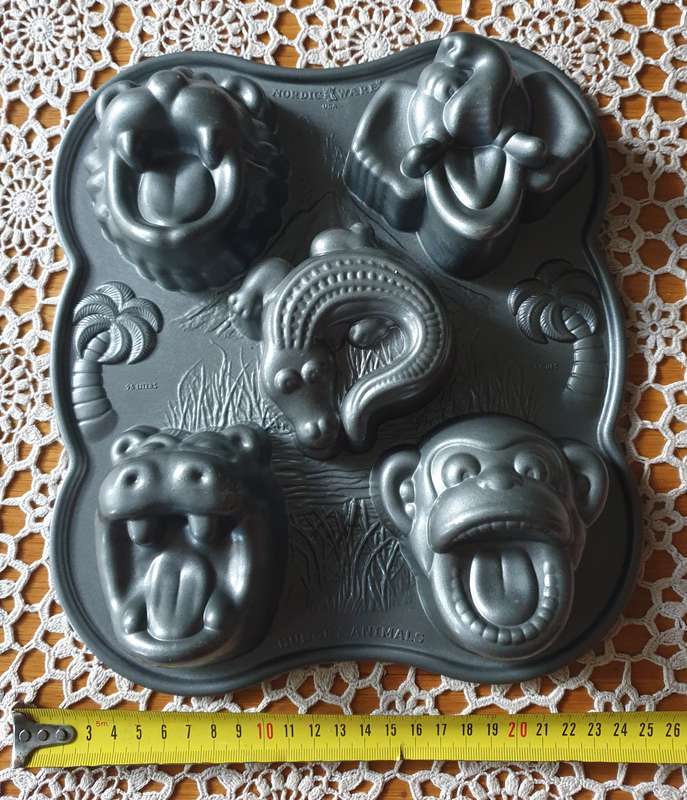 Nordic Ware Pro Cast Hungry Animals Cake and Ice Cream Pan
