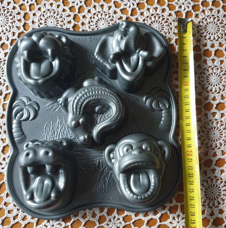 Nordic Ware Pro Cast Hungry Animals Cake and Ice Cream Pan