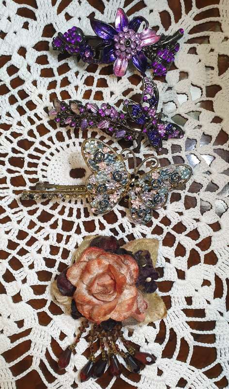 4 Hair Clips | look at photos for condition |