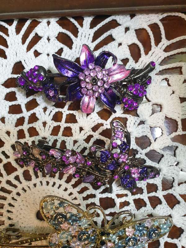 4 Hair Clips | look at photos for condition |