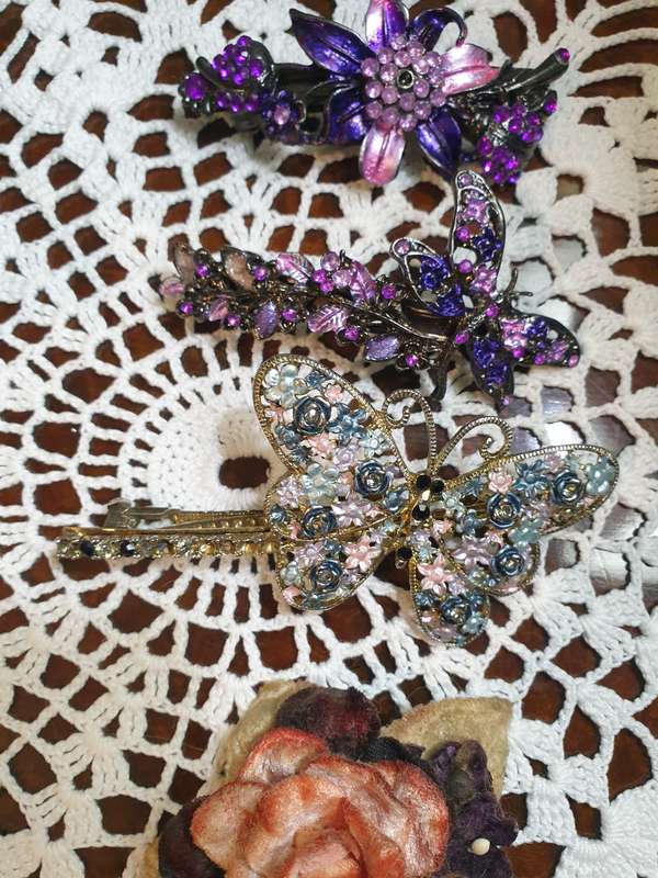 4 Hair Clips | look at photos for condition |