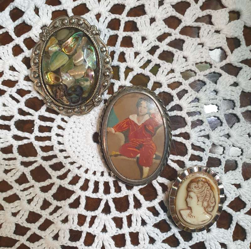 Brooches | Decorative jewellery |