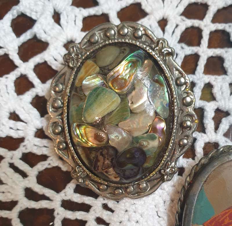 Brooches | Decorative jewellery |