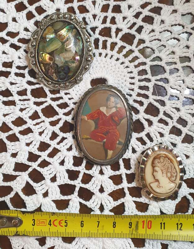 Brooches | Decorative jewellery |