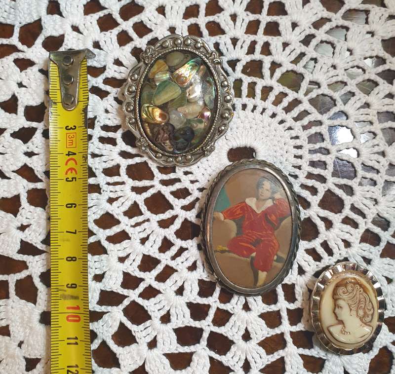 Brooches | Decorative jewellery |