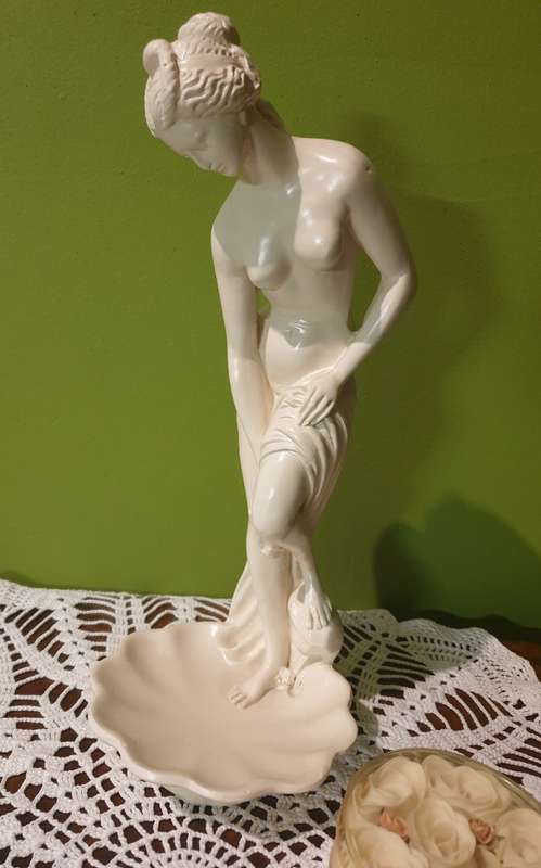 Anadyomene Figurine | Italian | Polyresin Statue | Bath Roses |