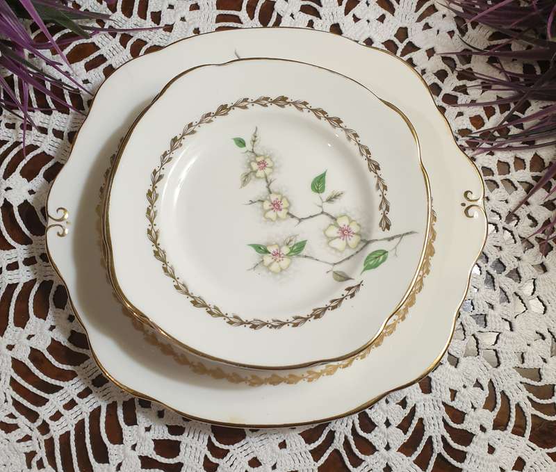 Dutchess Cake Plate with side plates