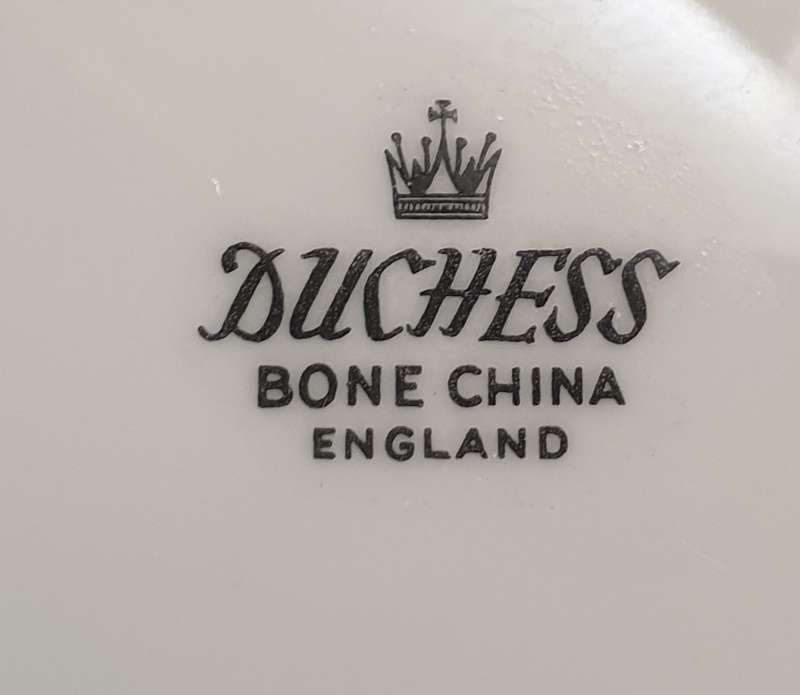 Dutchess Cake Plate with side plates