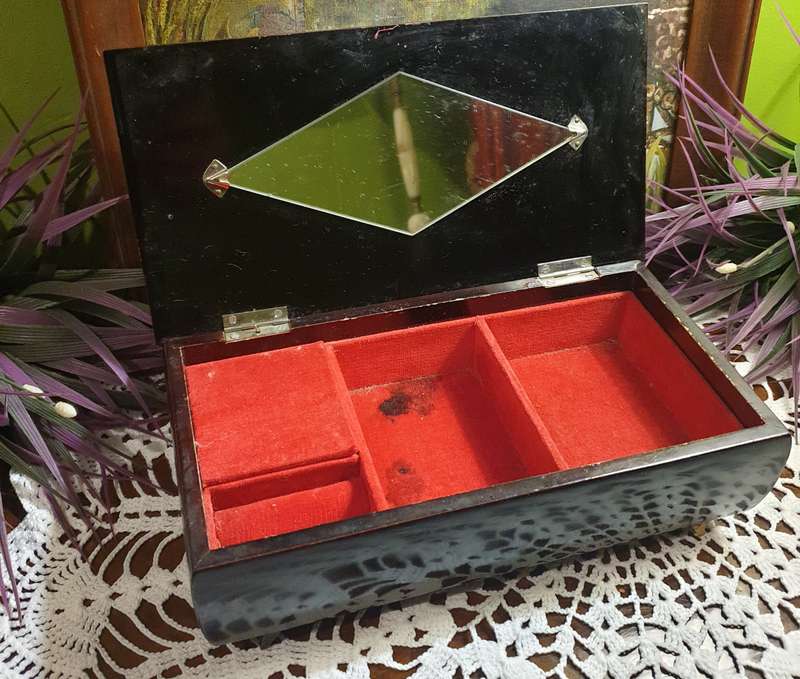 Japanese Jewelry Box  (1940-1970)