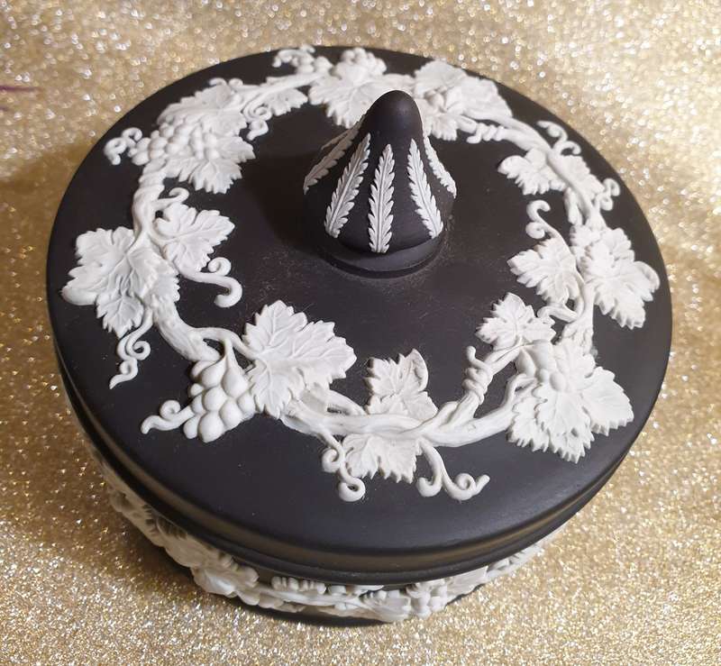 Wedgwood Jasperware Black | BOWL WITH LID | GREAT CONDITION |