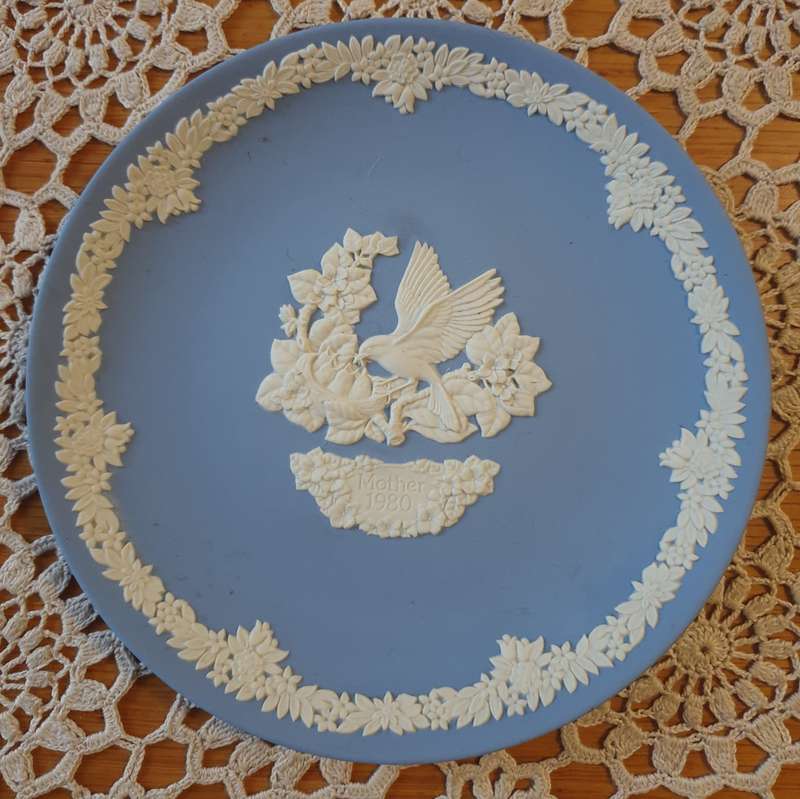 Vtg Wedgwood Mother 1980 Blue Jasperware Plate  Bird Feeding Nestlings