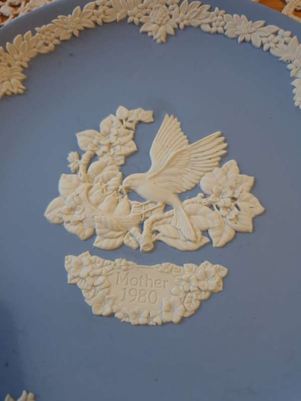 Vtg Wedgwood Mother 1980 Blue Jasperware Plate  Bird Feeding Nestlings