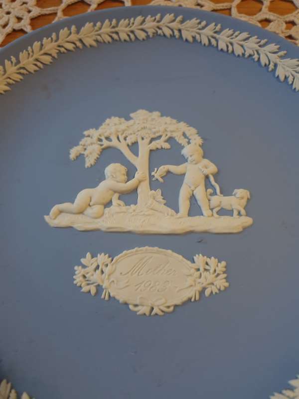 WEDGWOOD JASPERWARE PLATE~ 1983 MOTHERS DAY~ CHILDREN & DOG