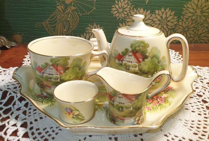 VINTAGE ROYAL WINTON RED ROOF BREAKFAST SET