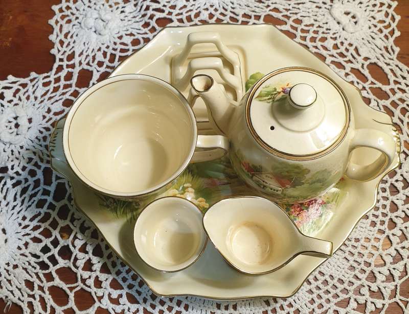 VINTAGE ROYAL WINTON RED ROOF BREAKFAST SET