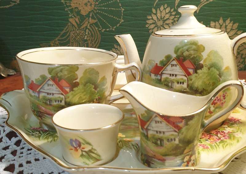 VINTAGE ROYAL WINTON RED ROOF BREAKFAST SET