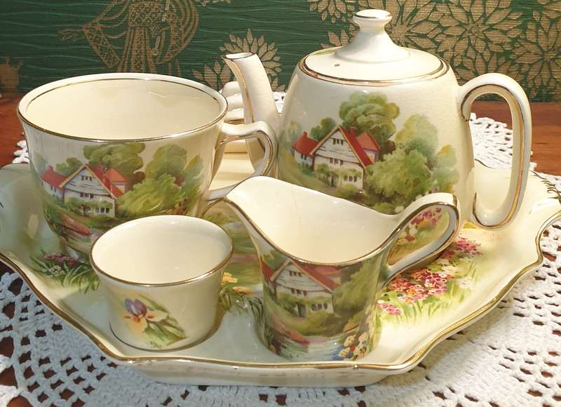VINTAGE ROYAL WINTON RED ROOF BREAKFAST SET