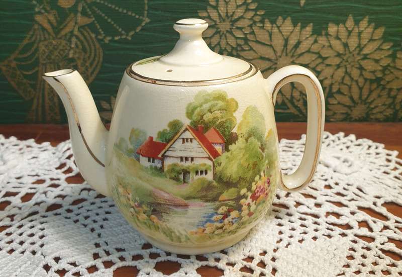 VINTAGE ROYAL WINTON RED ROOF BREAKFAST SET