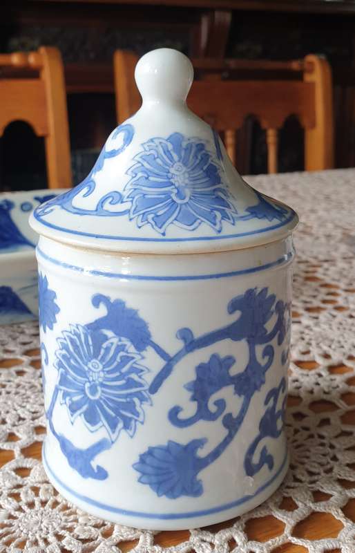 BLUE AND WHITE ORIENTAL JAR WITH LID