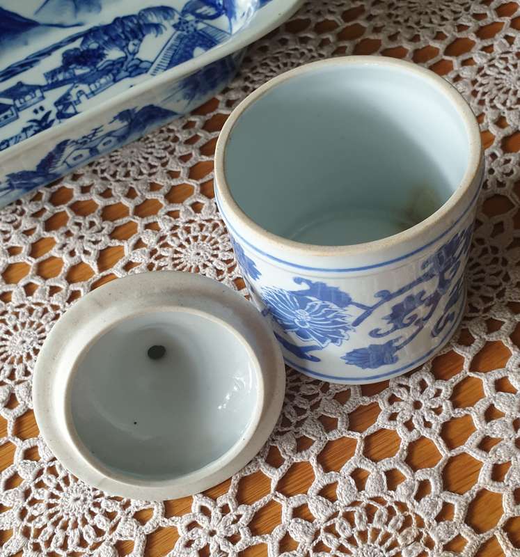 BLUE AND WHITE ORIENTAL JAR WITH LID