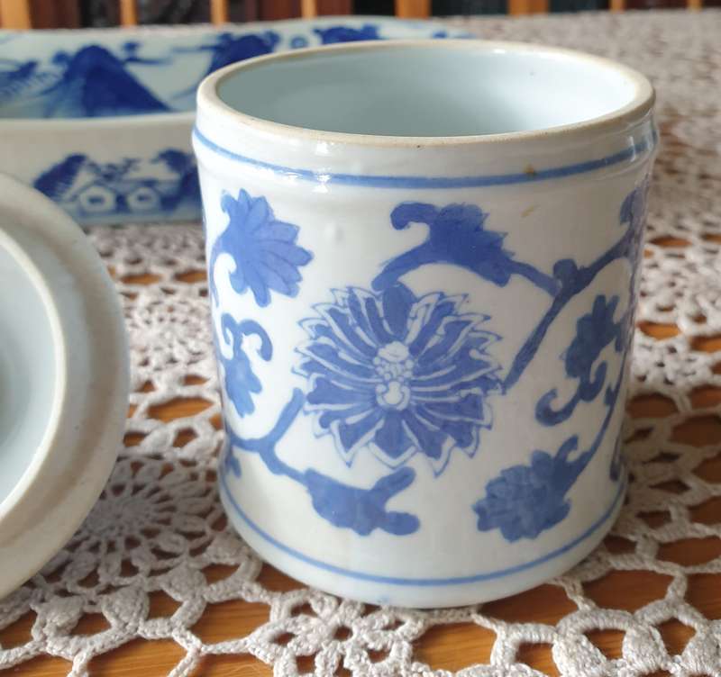 BLUE AND WHITE ORIENTAL JAR WITH LID