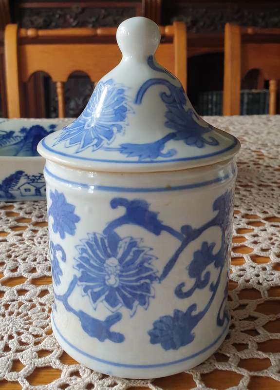 BLUE AND WHITE ORIENTAL JAR WITH LID
